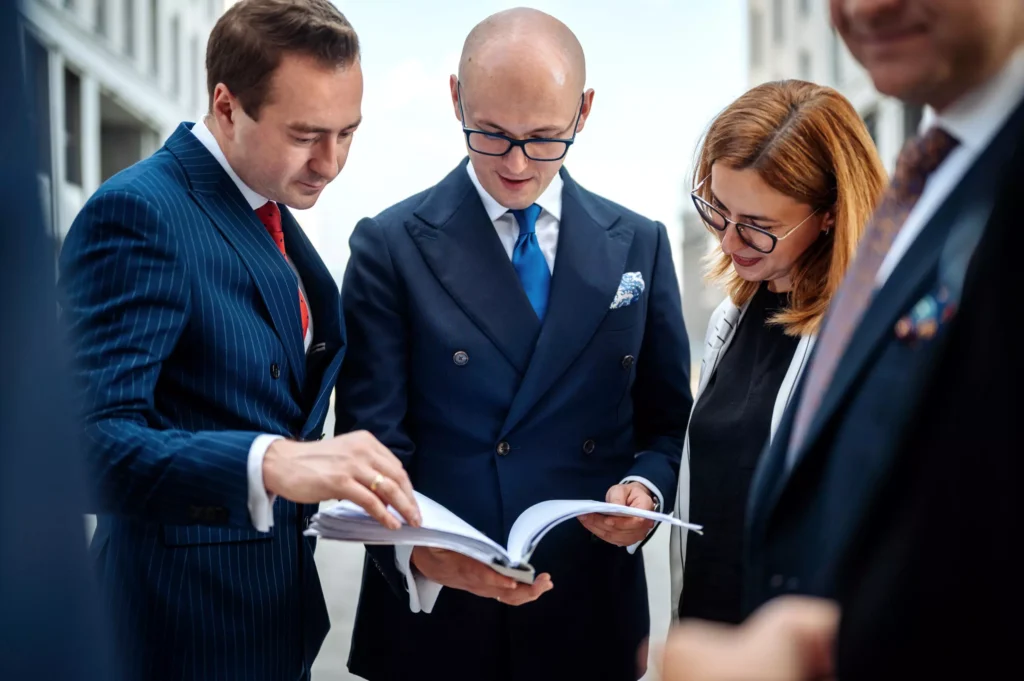 obsługa prawna firm, spotkanie prawników z klientem